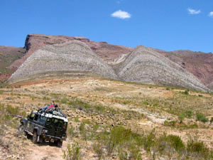 Bolivie, Cochabamba, Toro Toro, paysage aride montagneux avec notre 4x4