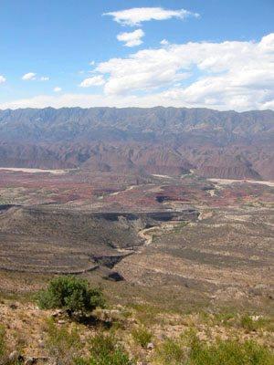 Bolivie, Cochabamba, Toro Toro, panorama de la vallee avec fleuve et montagnes au loin