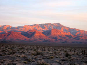 usa, death valley, paysage desertique montagneux et coucher de soleil