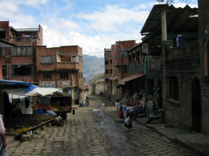 Bolivie, Sorata, une rue du village