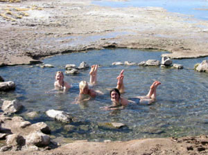 Bolivie, Sud Lipez, Catherine, Nath et Alicia prennent un bain dans les sources chaudes