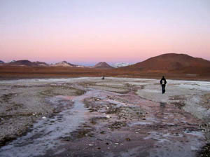 Bolivie, Sud Lipez, Nath marche dans un paysage avec coucher de soleil